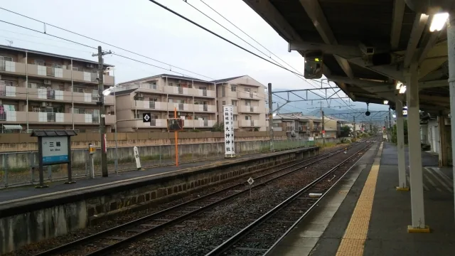 The platform at JR Miwa Station, the stop for Ohmiwa Shrine